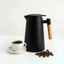 Carregar imagem no visualizador da galeria, GARRAFA TÉRMICA 1L COM CABO DE MADEIRA — SEU CAFÉ QUENTE!
